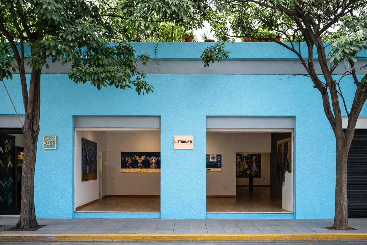 Fachada de Cuatrosie7e Galería en Oaxaca, acceso principal y rótulo exterior