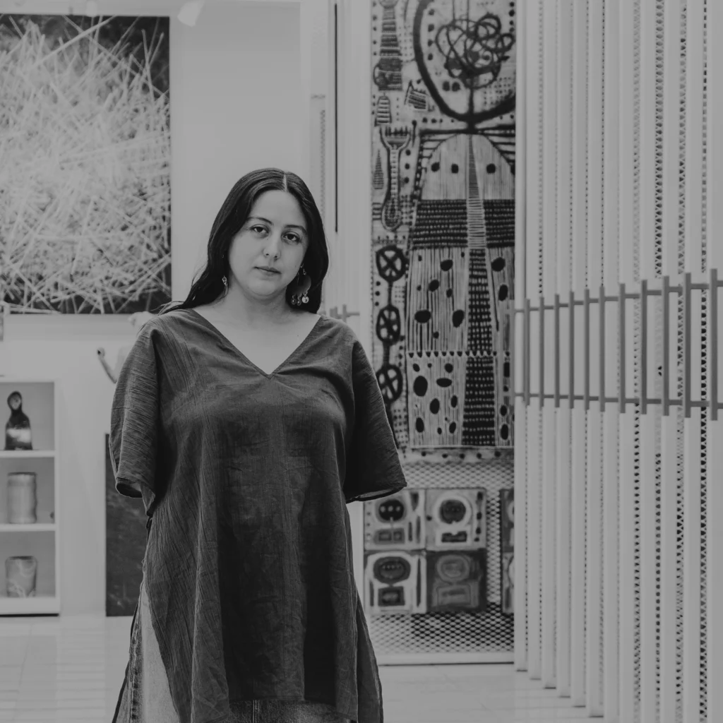 Retrato de Elizabeth Nepomucena, artista contemporánea, en CuatroSie7e Galería