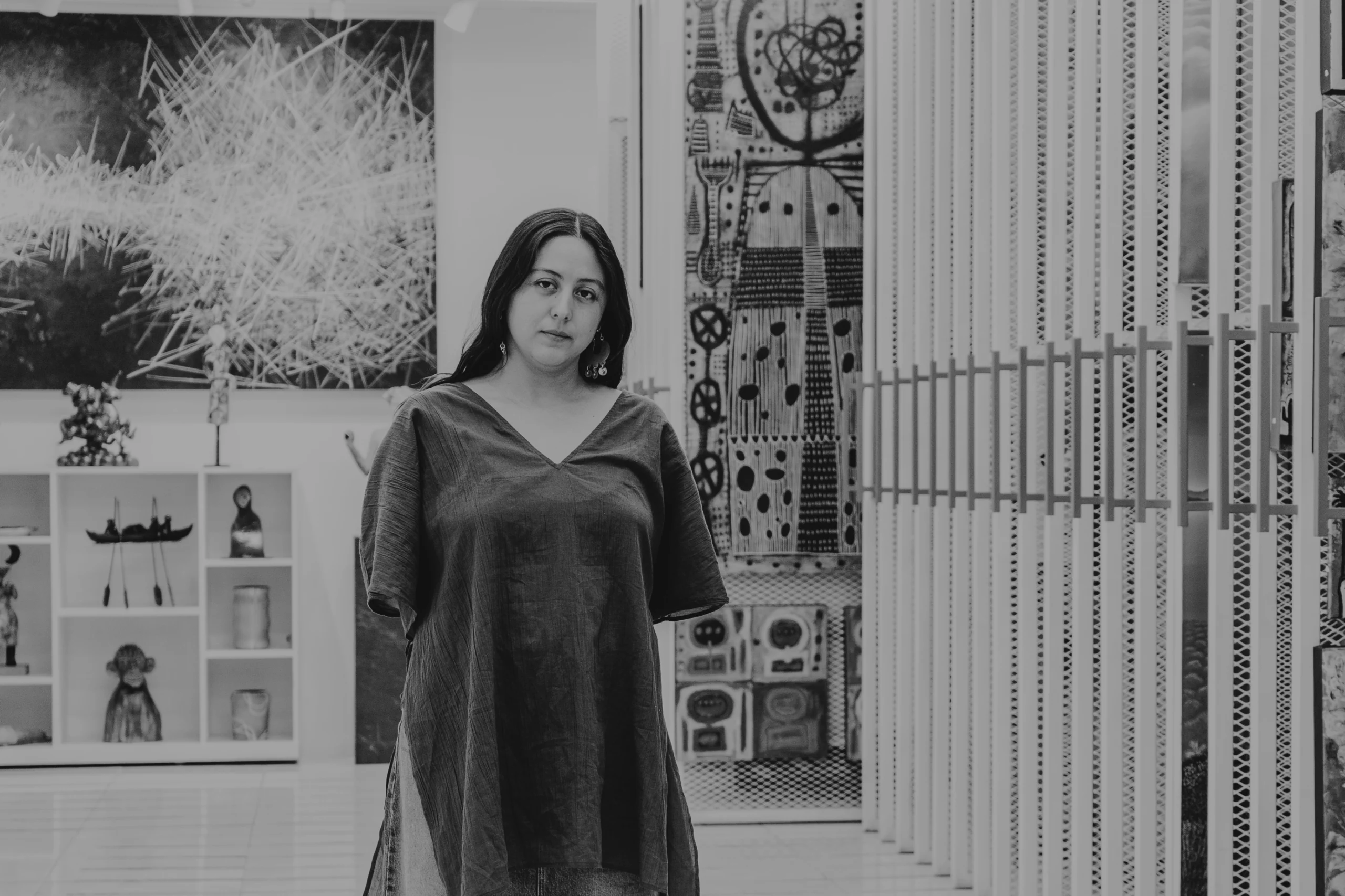 Retrato de Elizabeth Nepomucena, artista contemporánea, en CuatroSie7e Galería