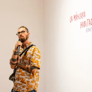 Artista Sebastian Fund durante la exposición La máscara habitada en Cuatrosie7e Galería