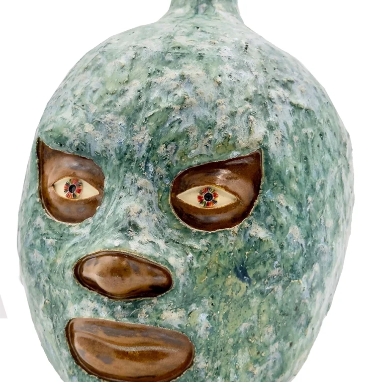 El insolente, escultura de Felipe Martí en cerámica de alta temperatura con rostro expresivo y acabado texturizado.