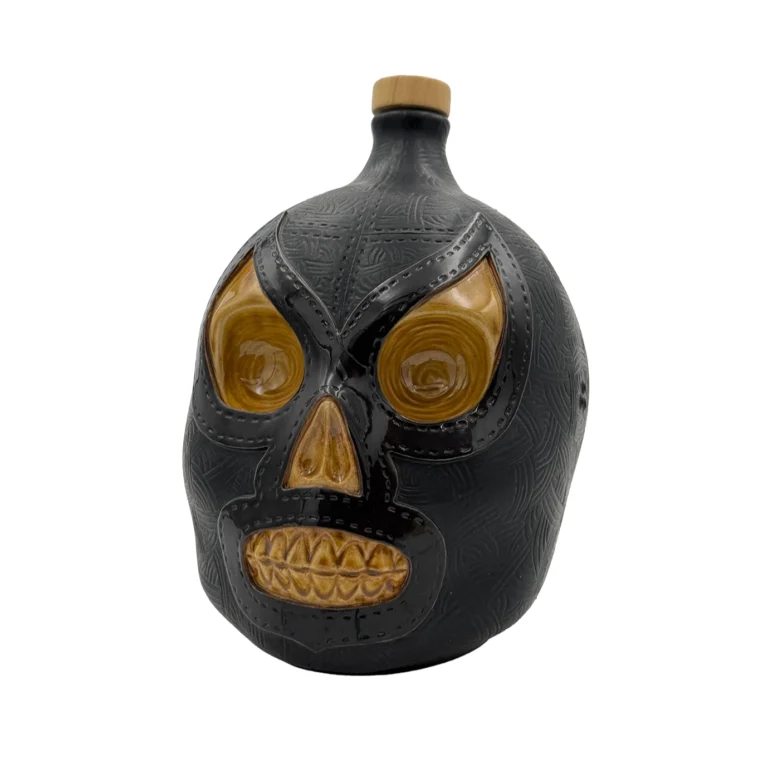 Sombras, escultura de Felipe Martí en cerámica de alta temperatura con rostro oscuro y detalles en relieve.