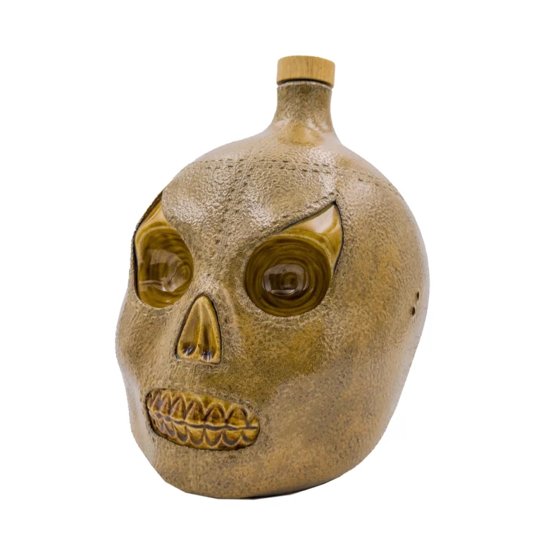 Arena, escultura de Felipe Martí en cerámica de alta temperatura con rostro estilizado y acabado texturizado.