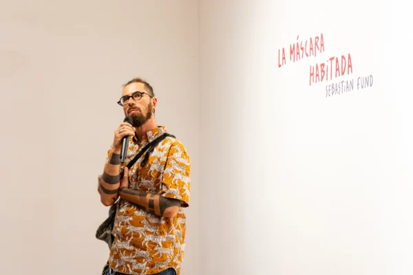 Sebastian Fund durante la inauguración de La máscara habitada en Cuatrosie7e Galería. Artista Sebastian Fund durante la exposición La máscara habitada en Cuatrosie7e Galería