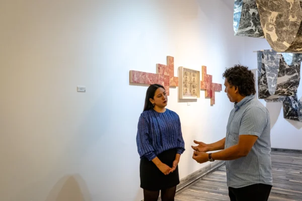 Elizabeth Nepomucena y Julio Martínez durante recorrido y diálogo en sala de exposición en CuatroSie7e Galería Elizabeth Nepomucena y Julio Martínez conversando frente a obra en exposición en CuatroSie7e Galería