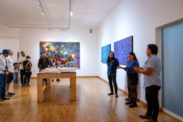 Artistas durante la presentación de la exposición Testimonial en CuatroSie7e Galería Presentación de la exposición Testimonial con artistas y público en sala de CuatroSie7e Galería